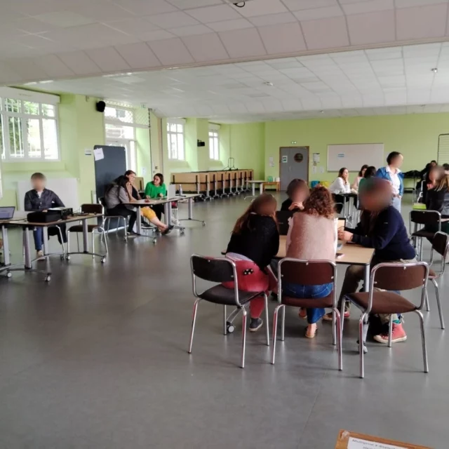 📆 Le mercredi 7 mai a eu lieu le marché des talents, réunissant les PSDU, les pilotes disciplinaires et les étudiants en master pour une journée de partages pédagogiques.

👩‍🏫👨‍🎓 Chacun a présenté soit une activité menée avec les élèves, soit un travail de recherche, sous un format original et dynamique. ⚡

🧩 Les ateliers étaient pensés selon les principes de la pédagogie active : organisés en petits groupes de trois visiteurs, ils invitaient à expérimenter directement les activités proposées.

💬🔍 Ce format a favorisé des échanges riches, concrets et centrés sur les apprentissages.

😄 La journée s’est déroulée dans une ambiance conviviale, propice au dialogue et à la mise en valeur des initiatives de chacun.

🔄✨ Un temps fort pour croiser les pratiques et encourager la réflexion collective. 💡

#isfecatlantique