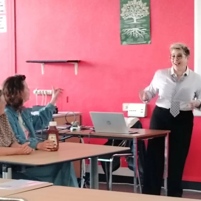 🔔 Retour sur la journée du 21 mai à l’ISFEC Atlantique – site de Nantes

🕒 Nous avons eu le plaisir de retrouver les formateurs vacataires du 2nd degré pour un moment d’échange, de partage et de réflexion. Ce temps fort a permis de dresser un bilan de l’année écoulée 📚 et d’ouvrir de nouvelles perspectives pour l’année à venir 🚀. Un moment riche et constructif au service de notre mission éducative 🙌.

🎉 En soirée, place à la fête ! Un temps chaleureux et ludique pour remercier nos formatrices et notre directrice qui quittent l’ISFEC pour de nouvelles aventures professionnelles ou un repos bien mérité 🧳🌅.

💐 Un immense merci à Stéphanie, Anne, Anne et Ghislaine pour leur engagement, leur bienveillance et leur professionnalisme.
Nous leur souhaitons le meilleur pour la suite, qu’elle soit faite de projets épanouissants ou de douce tranquillité 🌟💖

🙏 Merci à toutes et tous pour votre présence et votre énergie !
#isfecatlantique #ÉquipeISFEC #Merci #Transmission #Cohésion #Gratitude 💬🎈